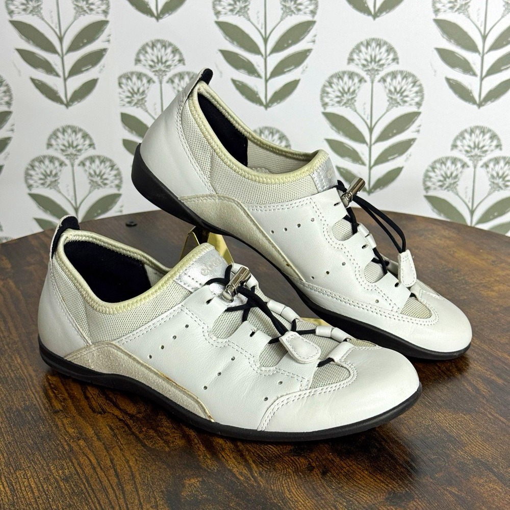 ECCO Bluma Toggle Women's White/Black Leather Low Top Sneakers 7 US 38